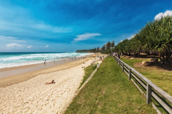 Coolum Australia Lut 2018 Osób Korzystających Lato Coolum Głównej Plaży — Zdjęcie stockowe