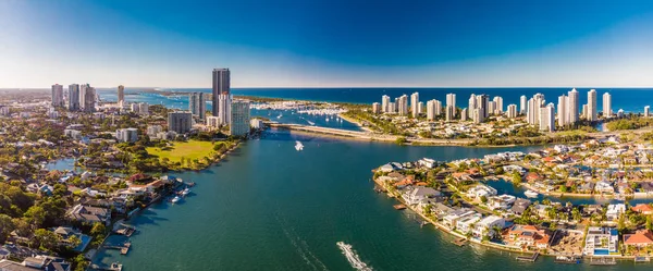 Flygfoto över Surfers Paradise och Southport på Gold Coast, — Stockfoto