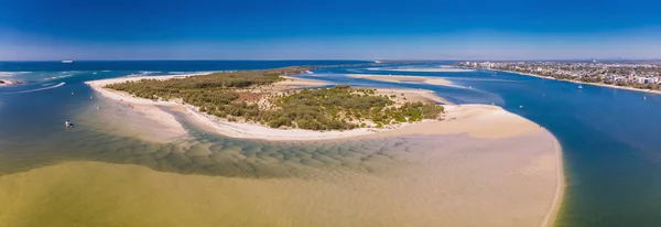 澳大利亚昆士兰阳光海岸 Bribie 岛和墨尔本的 Pumicestone 通道空中无人机鸟瞰图 — 图库照片