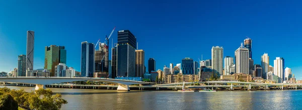 澳大利亚布里斯班 2018年8月12日 从南岸到河边的布里斯班全景 布里斯班是昆士兰的首都 也是澳大利亚第三大城市 — 图库照片