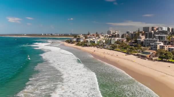 Imagem Aérea Ondas Oceânicas Uma Praia Kings Caloundra Queensland Austrália — Vídeo de Stock