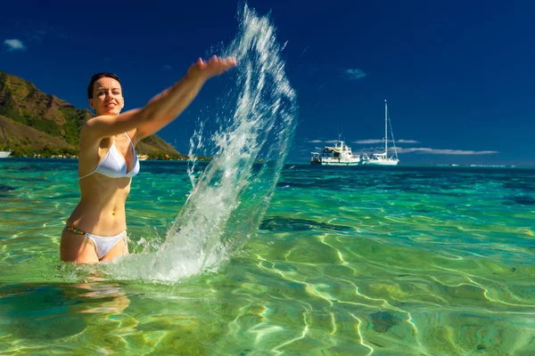 Mladá Žena Těší Tropická Pláž Dovolená Moorea Tahiti Francouzská Polynésie — Stock fotografie