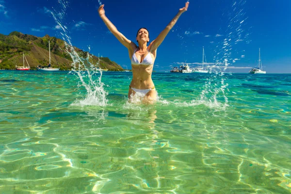 Mujer Joven Disfrutando Vacaciones Playa Tropical Moorea Tahití Polinesia Francesa —  Fotos de Stock