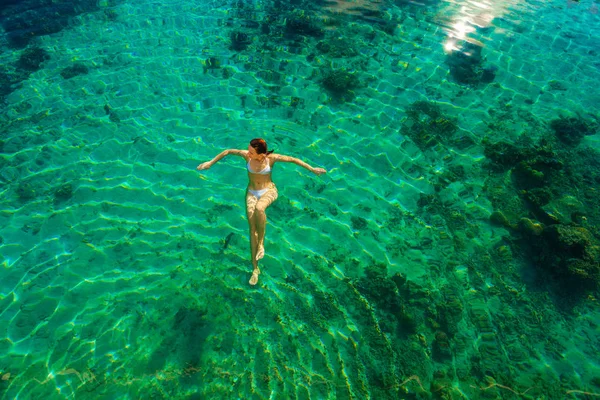 Jonge Vrouw Genieten Van Tropische Strandvakantie Moorea Tahiti French Polynesia — Stockfoto