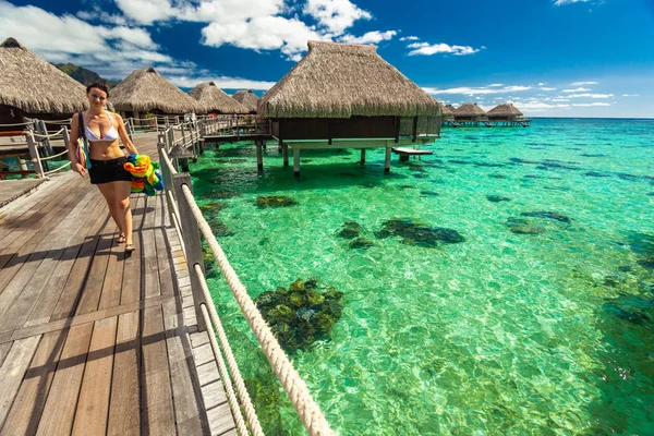 Mladá Žena Těší Tropická Pláž Dovolená Moorea Tahiti Francouzská Polynésie — Stock fotografie