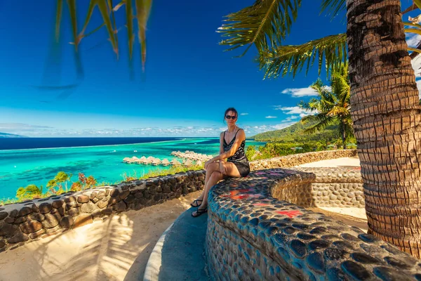 Mladá Žena Těší Tropická Pláž Dovolená Moorea Tahiti Francouzská Polynésie — Stock fotografie