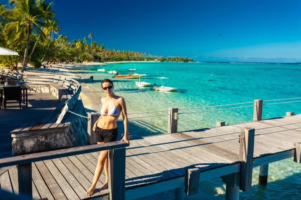 Ung Kvinna Njuter Tropisk Strandsemester Moorea Och Tahiti Franska Polynesien — Stockfoto