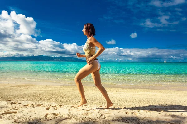 Mujer Joven Disfrutando Vacaciones Playa Tropical Moorea Tahití Polinesia Francesa — Foto de Stock