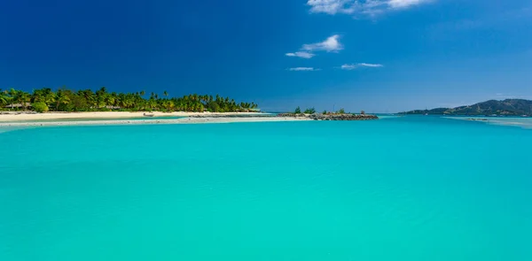 Tropikalnej Plaży Palmami Kokosowymi Jasny Laguny Wyspach Fidżi — Zdjęcie stockowe