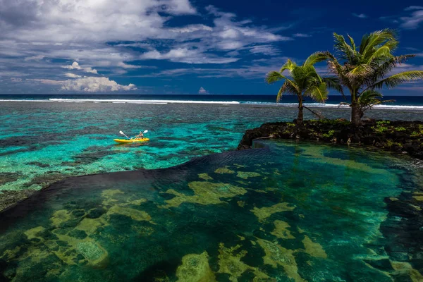 Vrouwelijke Weinig Jongen Kano Peddelen Een Lagune Met Tropische Koraalrif — Stockfoto
