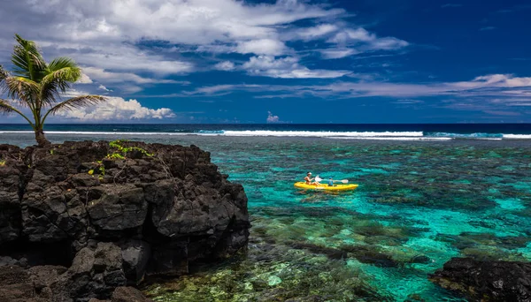 Canoa Hembra Niño Pequeño Remando Una Laguna Con Arrecife Coral —  Fotos de Stock