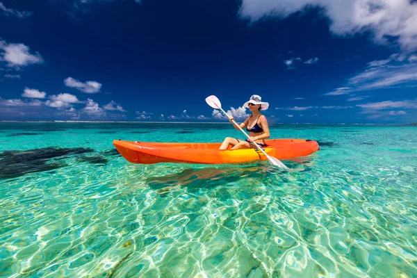 Žena Bílém Klobouk Kayaking Laguně Tropických Ostrovů Samoa — Stock fotografie