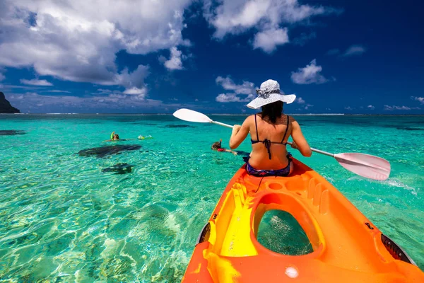 Kadın Beyaz Şapka Göle Tropikal Samoa Adaları Içinde Kanosu — Stok fotoğraf