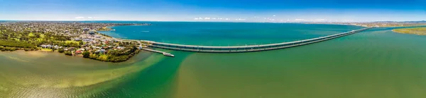 レッドクリフ半島と Brigthon を結ぶキイチゴ湾を横断 ホートン橋の空撮 — ストック写真