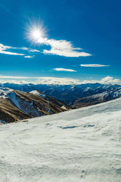 从皇后镇科罗内峰滑雪场可以看到新西兰的山景和雪滑雪场 — 图库照片