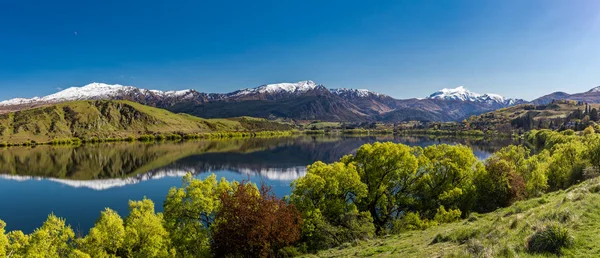 Lago Hayes Que Refleja Las Montañas Coronet Con Nieve Cerca —  Fotos de Stock