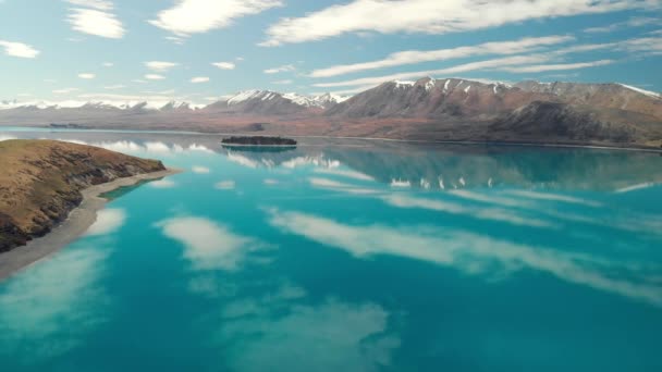 テカポ湖と青空 南の島 ニュージーランドの空中ドローン ビュー — ストック動画