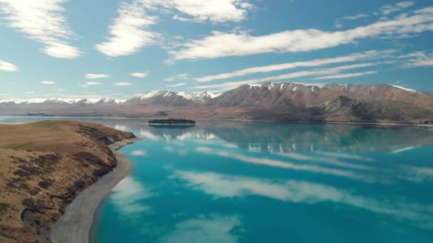テカポ湖と青空 南の島 ニュージーランドの空中ドローン ビュー — ストック動画