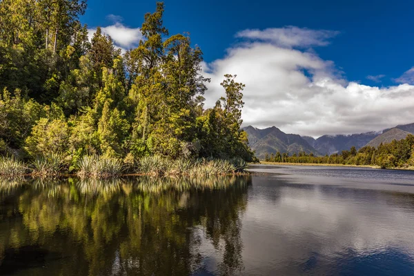 Riflessione Delle Montagne Nel Lago Matheson Paesaggio Neozelandese Ghiacciaio Fox — Foto Stock