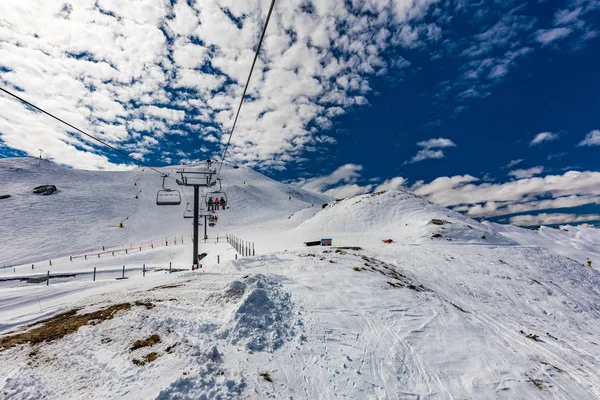 从皇后镇科罗内峰滑雪场可以看到新西兰的山景和雪滑雪场 — 图库照片