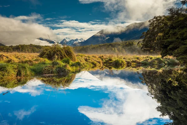 ミラー反射アール山 フィヨルドランド国立公園ミルフォード道路 ニュージーランドの湖 — ストック写真