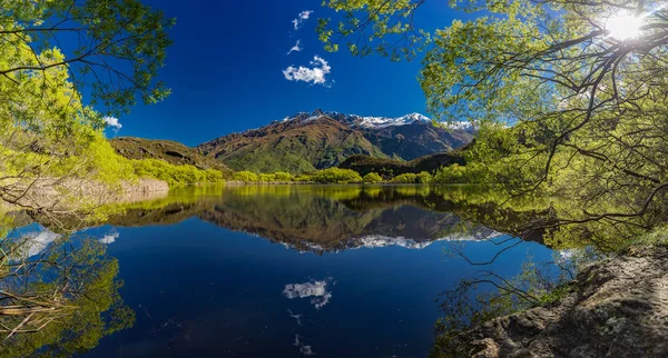 다이아몬드 호수에는 국립공원 근처와 뉴질랜드 산에서 — 스톡 사진
