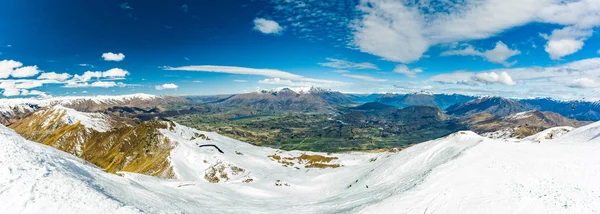 从皇后镇科罗内峰滑雪场可以看到新西兰的山景和雪滑雪场 — 图库照片