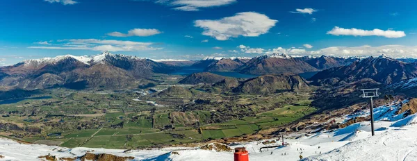 コロネット ピーク スキー場 クイーンズタウンから見たニュージーランドの山々 と雪のスキー場 — ストック写真