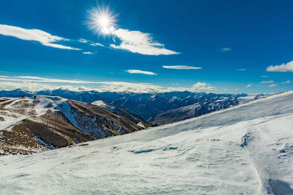 스키장 타운에서 뉴질랜드 파노라마와 슬로프 — 스톡 사진