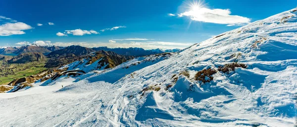 从皇后镇科罗内峰滑雪场可以看到新西兰的山景和雪滑雪场 — 图库照片