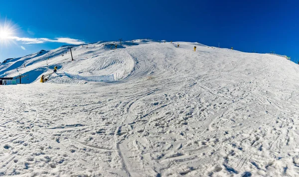 从皇后镇科罗内峰滑雪场可以看到新西兰的山景和雪滑雪场 — 图库照片