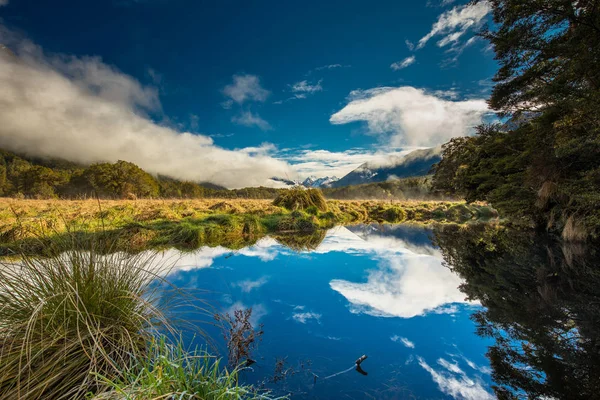 ミラー反射アール山 フィヨルドランド国立公園ミルフォード道路 ニュージーランドの湖 — ストック写真