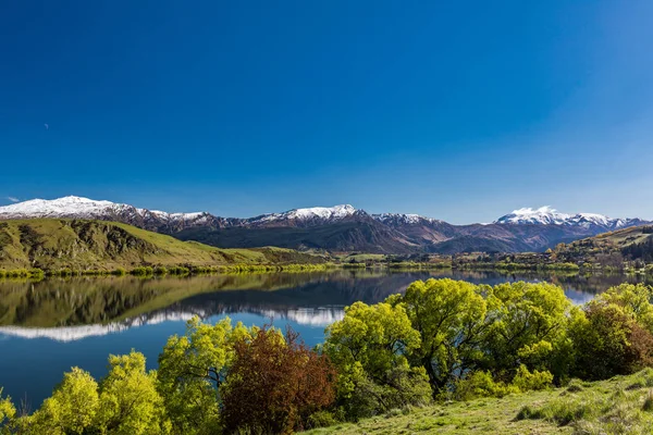 Lago Hayes Que Refleja Las Montañas Coronet Con Nieve Cerca —  Fotos de Stock