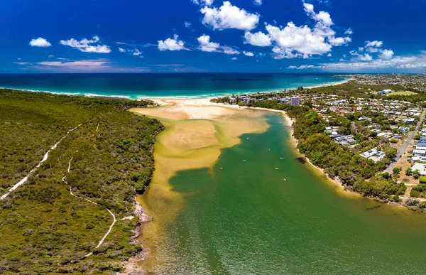 澳大利亚昆士兰州阳光海岸卡伦德拉海滩和 Currimundi 湖的空中无人机景观 — 图库照片