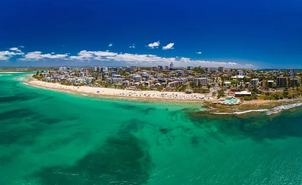 Légi Drone Panorámaképet Óceán Hullámai Egy Elfoglalt Kings Beach Caloundra — Stock Fotó