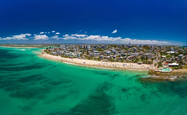 Légi Drone Panorámaképet Óceán Hullámai Egy Elfoglalt Kings Beach Caloundra — Stock Fotó
