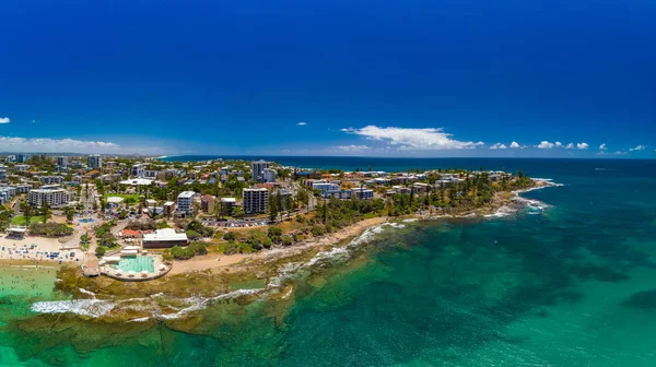 Légi Drone Panorámaképet Óceán Hullámai Egy Elfoglalt Kings Beach Caloundra — Stock Fotó