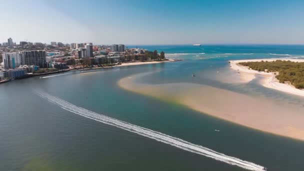 澳大利亚阳光海岸布里比岛和卡伦德拉的普米斯通通道空中无人机视图 — 图库视频影像