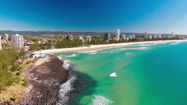 Hava Görünümünü Burleigh Heads Ünlü Sörf Beach Banliyölerinden Gold Coast — Stok video