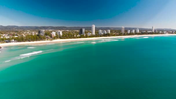 Hava Görünümünü Burleigh Heads Ünlü Sörf Beach Banliyölerinden Gold Coast — Stok video