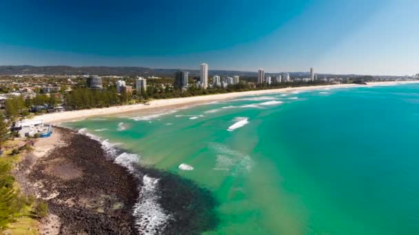 Hava Görünümünü Burleigh Heads Ünlü Sörf Beach Banliyölerinden Gold Coast — Stok video