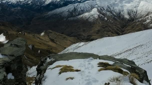 从皇后镇科罗内峰滑雪场看到的新西兰山全景和滑雪场 — 图库视频影像
