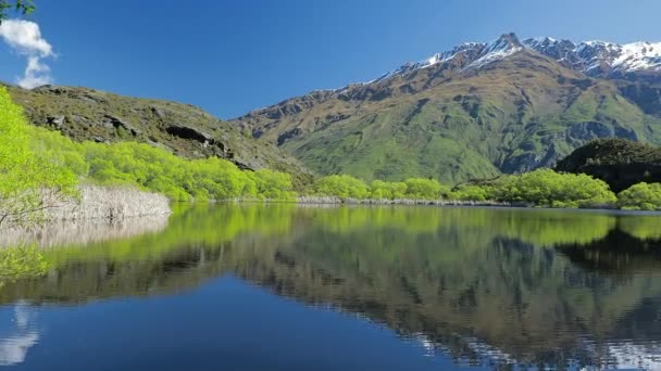 Озеро Хейс Отражающее Горы Коронет Снегом Недалеко Куинстауна Новая Зеландия — стоковое видео