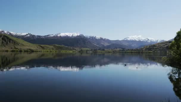 ヘイズ湖コロネット山 クイーンズタウン ニュージーランドの近くを反映して — ストック動画