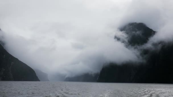 Облачный Дождливый День Милфорд Саунд Южный Остров Новая Зеландия — стоковое видео