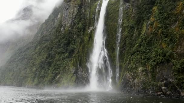 Хмарно Дощовий День Milford Sound Південного Острова Нова Зеландія — стокове відео