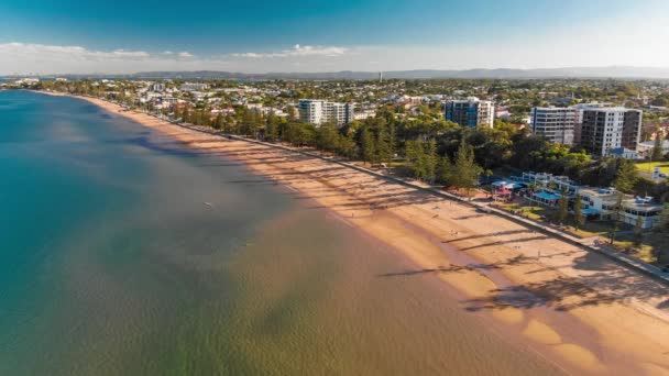 布里斯班 澳大利亚 2018年5月13日 由无人机拍摄的萨顿海滩区域全景空中图像 红崖是位于摩顿湾地区的布里斯班住宅区 — 图库视频影像
