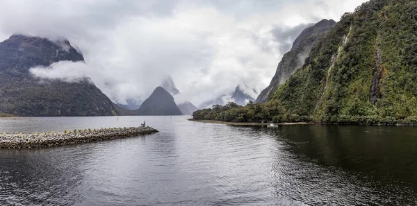 Bulutlu ve yağmurlu bir gün, Milford ses, South Island, Yeni Zelanda — Stok fotoğraf