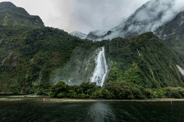 Día nublado y lluvioso en Milford Sound, Isla Sur, Nueva Zelanda — Foto de Stock