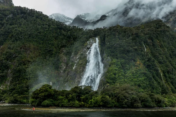 Bewölkt und regnerisch am Milford Sound, Südinsel, Neuseeland — Stockfoto